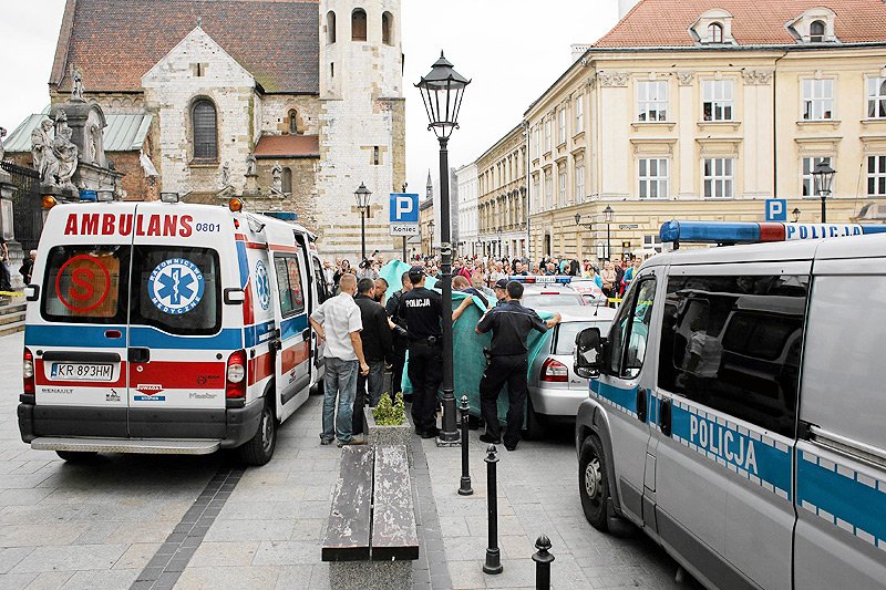 W turystycznych miastach kuriozalne interwencje latem to norma. Tu zatrzymanie nagiego mężczyzny, który w centrum Krakowa... czytał Biblię.