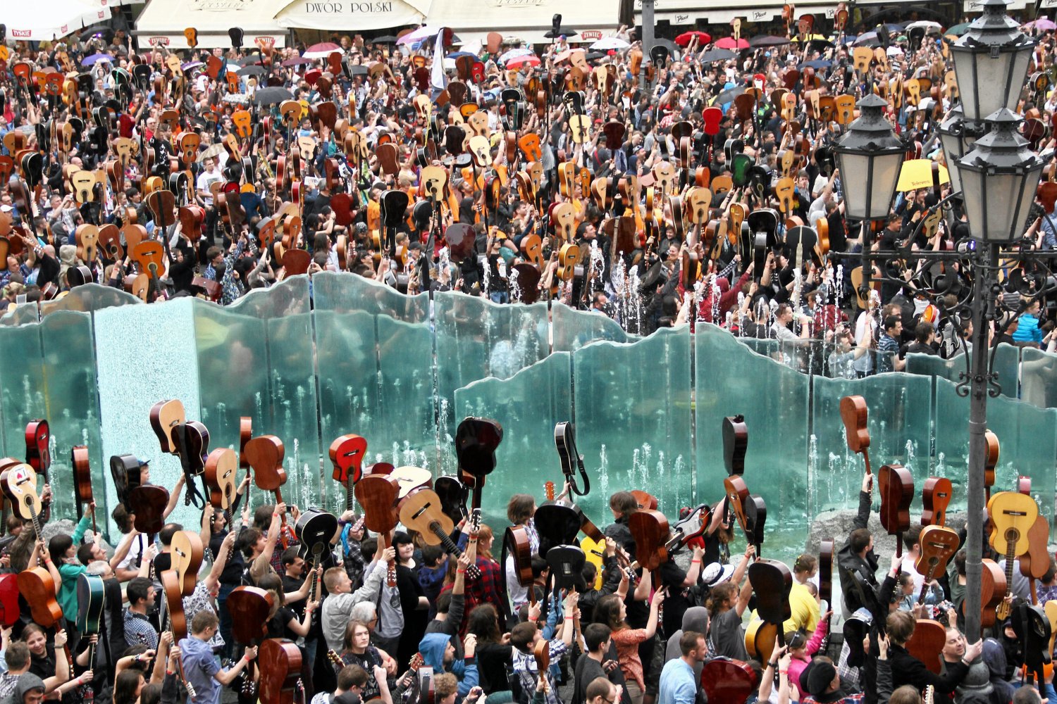 Co roku we Wrocławiu gitarzyści z całej Polski próbują pobić rekord Guinnessa w graniu piosenki "Hey Joe" Hendrixa.