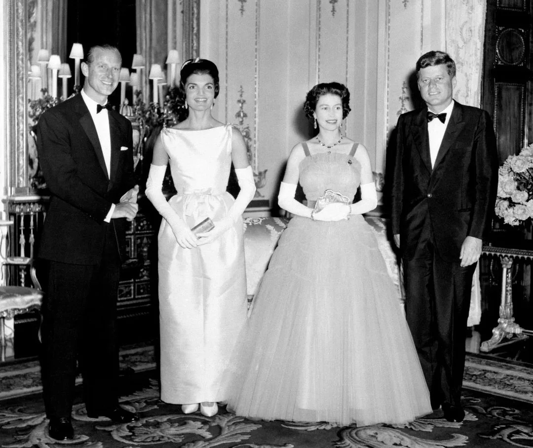 Królowa Elżbieta II na spotkaniu z Johnem Kennedym i jego żoną, 1961 r.