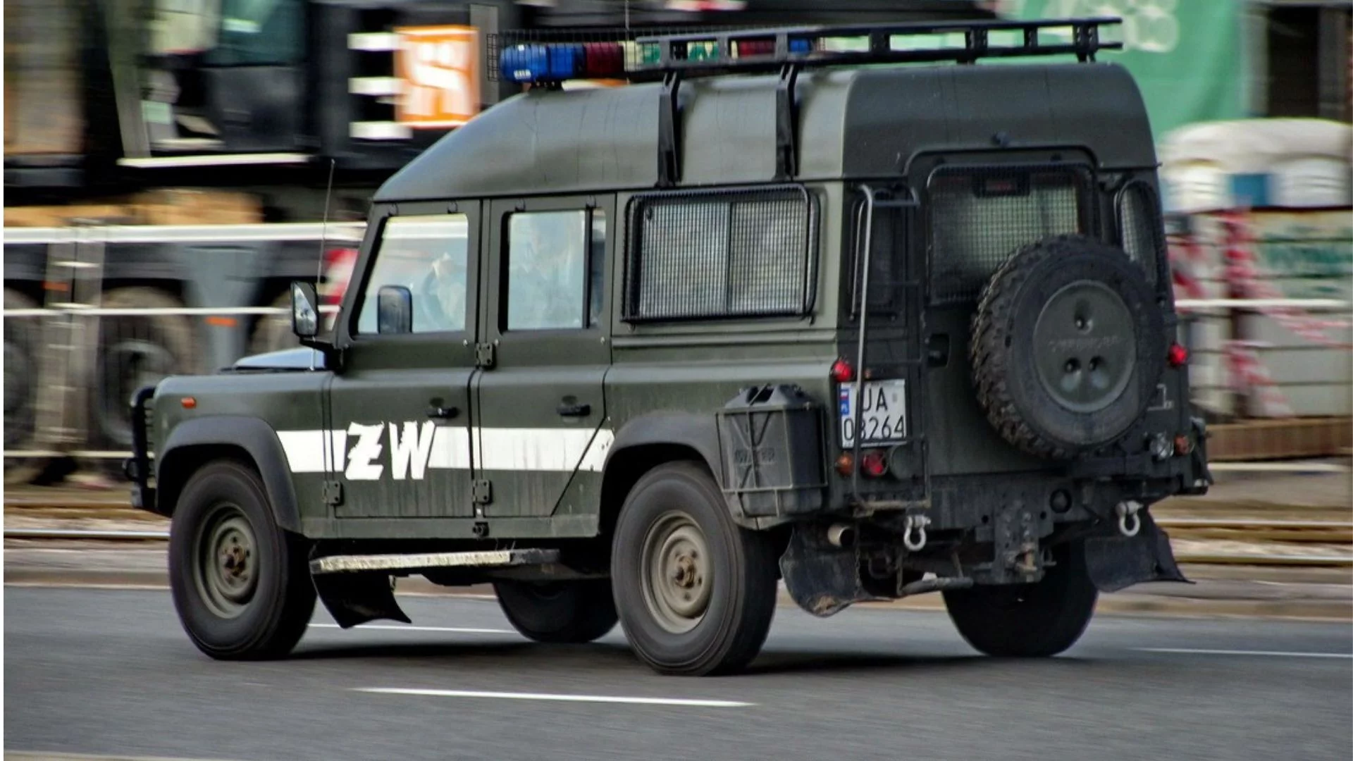 Służby ruszyły na miejsce, gdzie znaleziono kolejne szczątki drona.