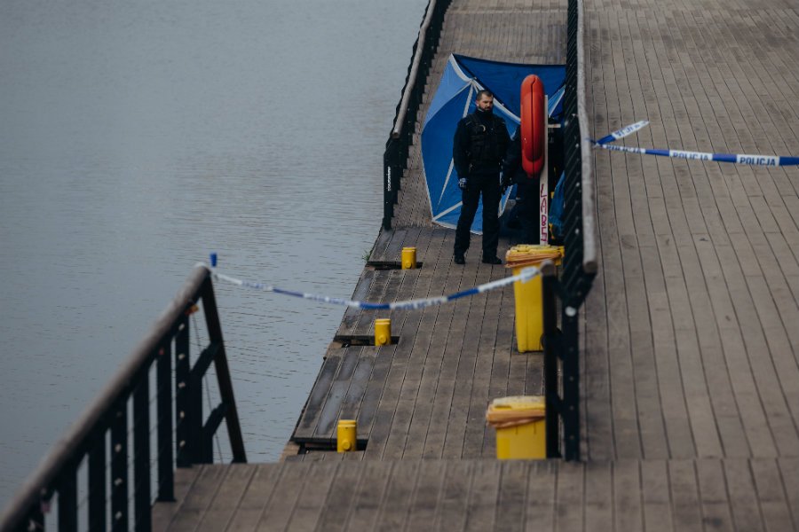 Mieszkańcy Gdańska wskazują, że nabrzeże nad rzeką Motławą jest skrajnie niebezpieczne. Wyłowiono tam w czwartek dwa ciała, a przez brak zabezpieczeń tragedie mogą się powtarzać.