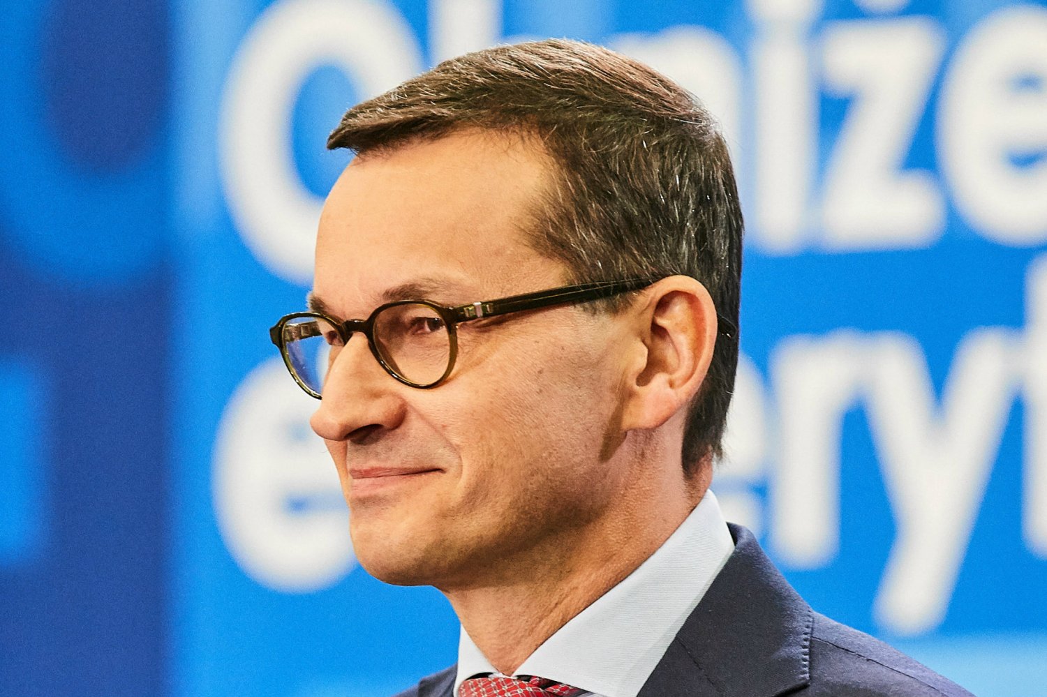 Mateusz Morawiecki zareagował na transparent z napisem "konstytucja". Wspomniał o nabieraniu się na "lep propagandy".