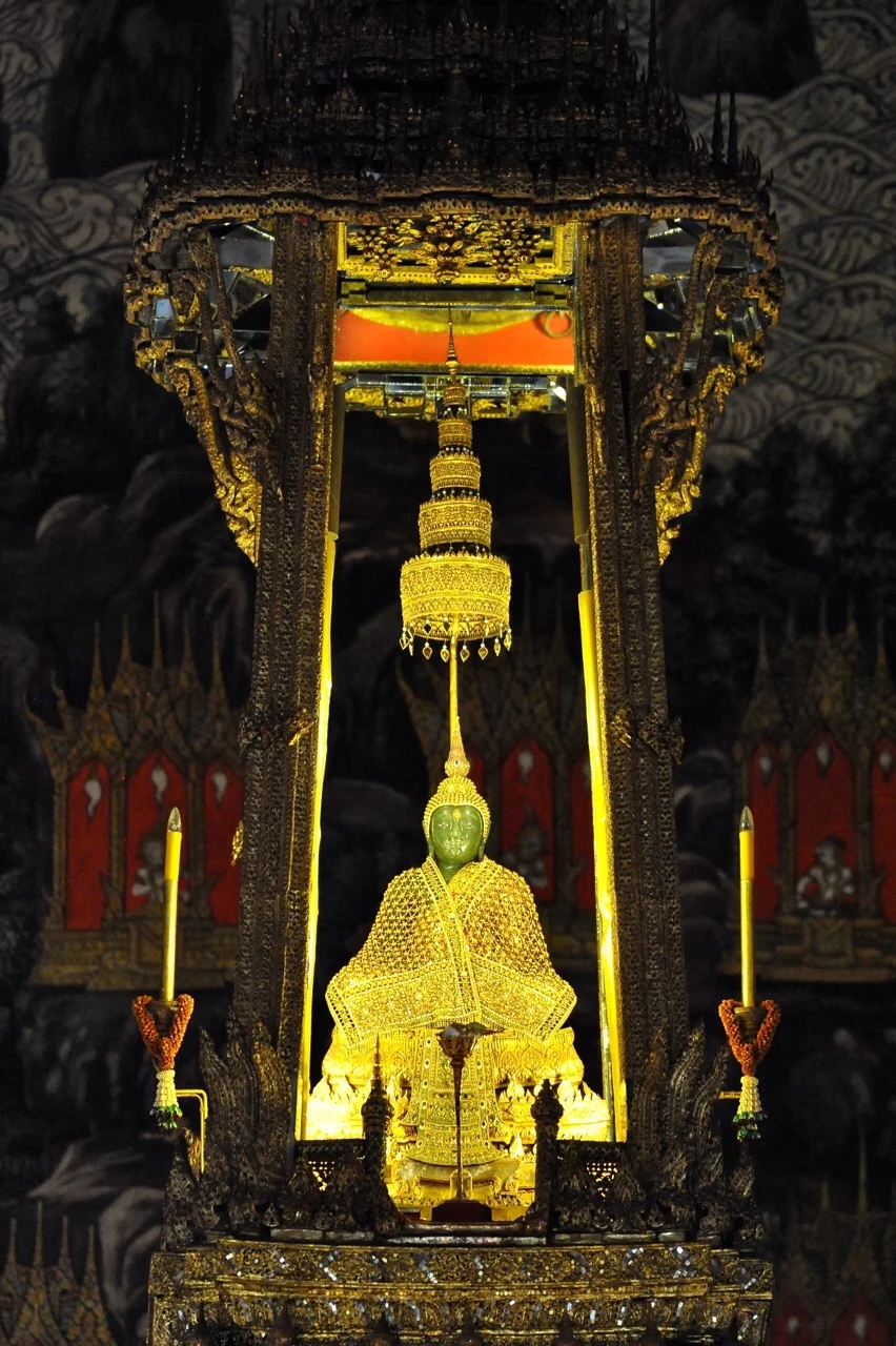 Szmaragdowy Budda odziany w złotą szatę. Wat Phra Kaeo. Bangkok/Tajlandia