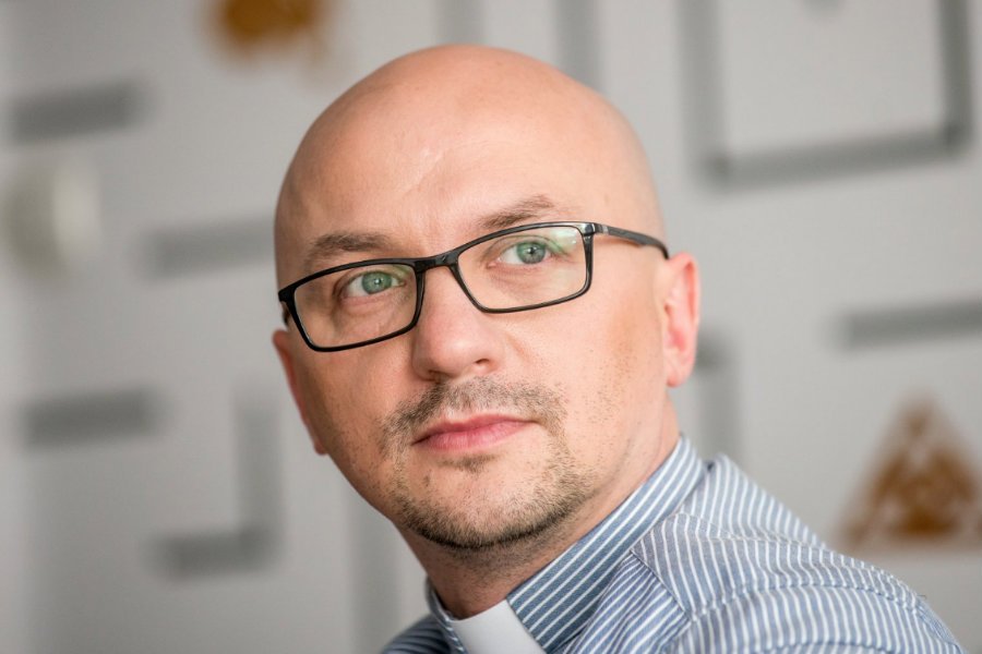 Ojciec Grzegorz Kramer uważa, że zamiast kupować miliony zniczy, warto zaoszczędzone w ten sposób pieniądze przekazać potrzebującym.