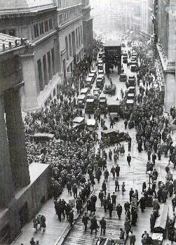 Tłum przed budynkiem nowojorskiej giełdy w trakcie krachu w 1929 r.