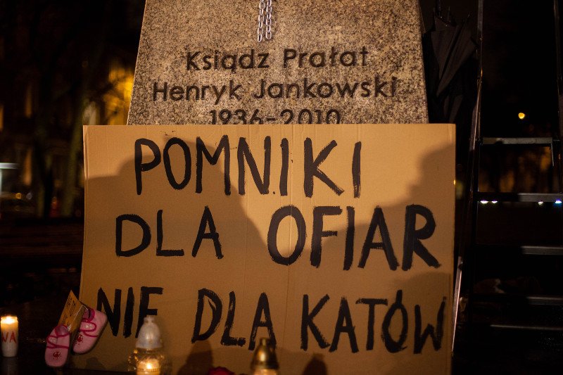 Coraz więcej osób zarzuca pedofilię  ks. prałatowi Henrykowi Jankowskiemu.