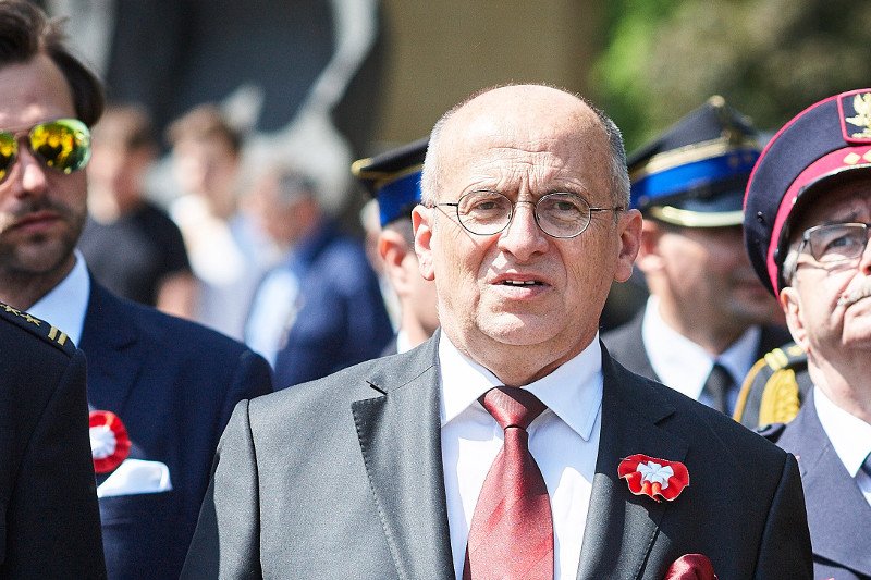 Wojewoda łódzki Zbigniew Rau nie przekazał swojej nagrody na Caritas. Z odpowiedzi na zapytanie posła Cezarego Tomczyka wynika, że nie zamierza tego zrobić.