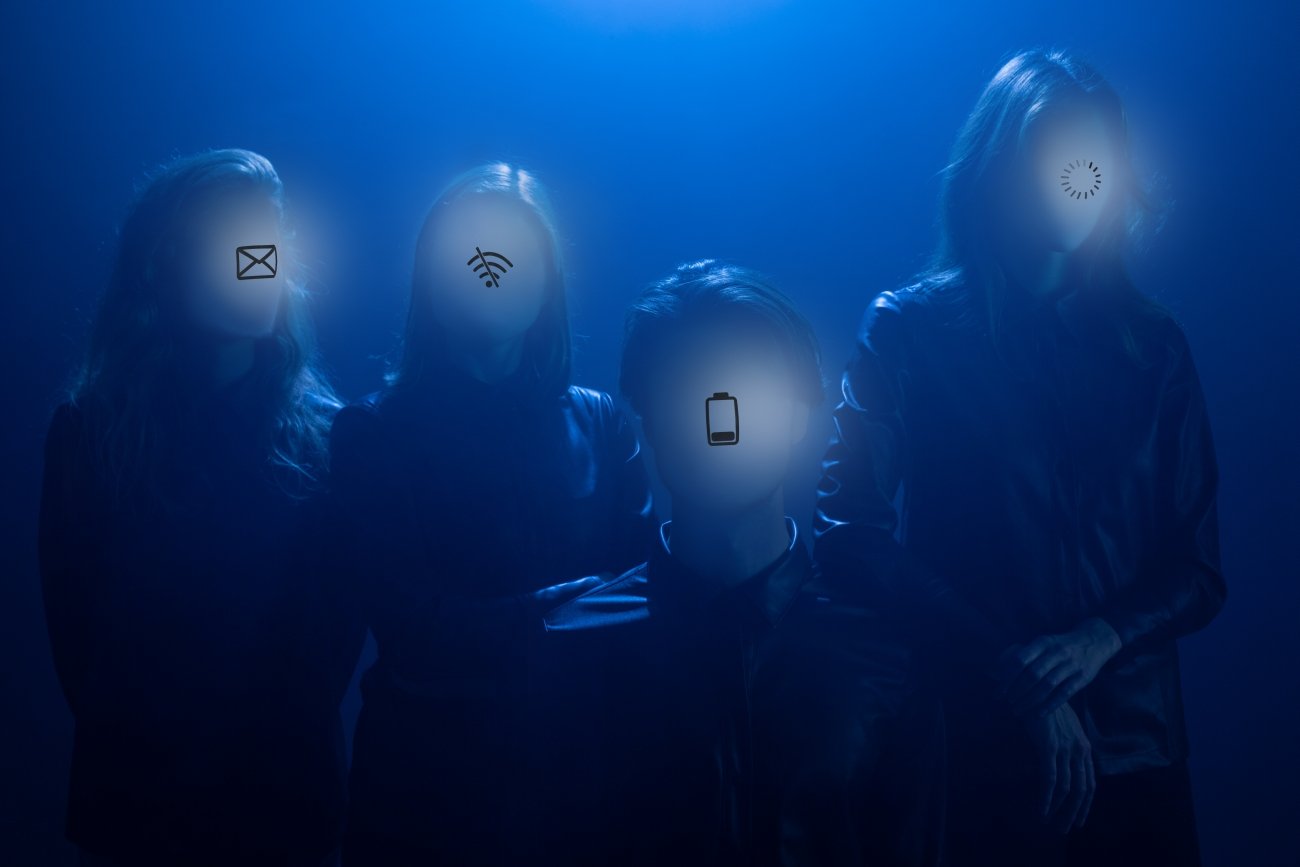 "Powierzchnie gładkie" to oryginalny spektakl Teatru Potem-o-tem, który opowiada o miłości, ale też o strachu, niepewności, kłamstwie i autokreacji – o tym, co daje i zabiera nam internet.