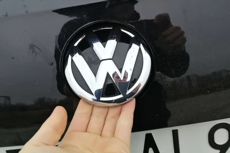 Mało wygodne rozwiązanie podczas otwierania bagażnika Passata kombi.