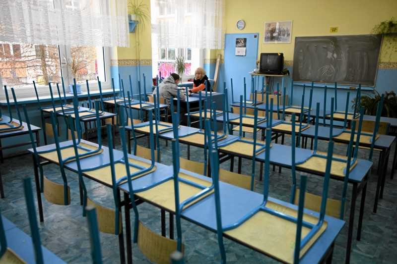 Około 7 tys. nauczycieli straci we wrześniu pracę.