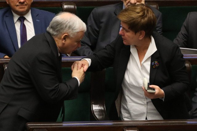 A teraz grzecznie panią przeproszę.