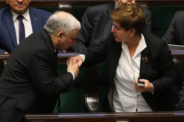 A teraz grzecznie panią przeproszę.