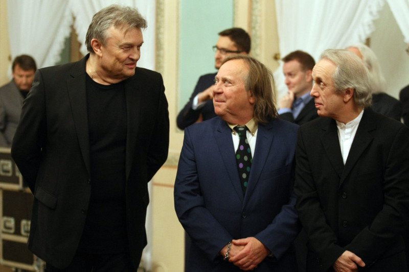 Krzyże Kawalerskie Odrodzenia Polski dla Budki Suflera w 2014 r. przyznał prezydent Bronisław Komorowski. Od lewej: Krzysztof Cugowski, Romuald Lipko, Tomasz Zeliszewski.