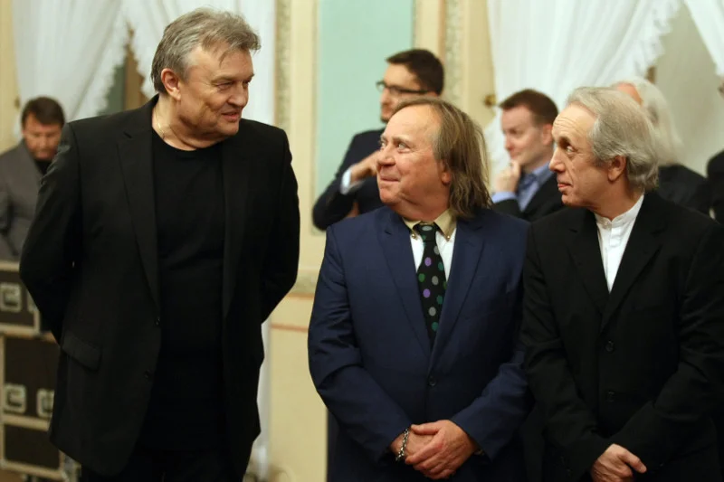 Krzyże Kawalerskie Odrodzenia Polski dla Budki Suflera w 2014 r. przyznał prezydent Bronisław Komorowski. Od lewej: Krzysztof Cugowski, Romuald Lipko, Tomasz Zeliszewski.