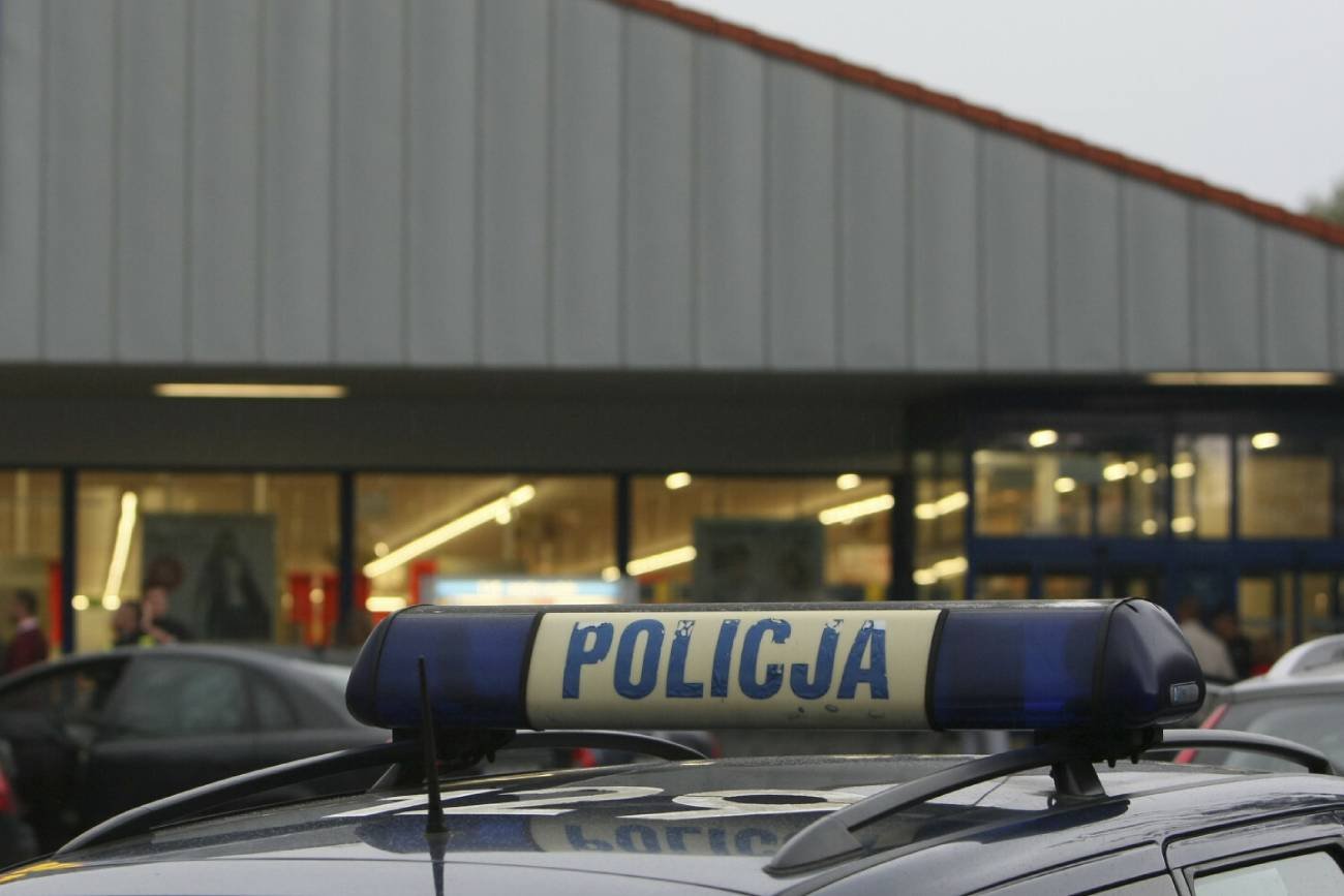 Mężczyzna zasnął na ladzie w sklepie w Zamościu. Był poszukiwany
