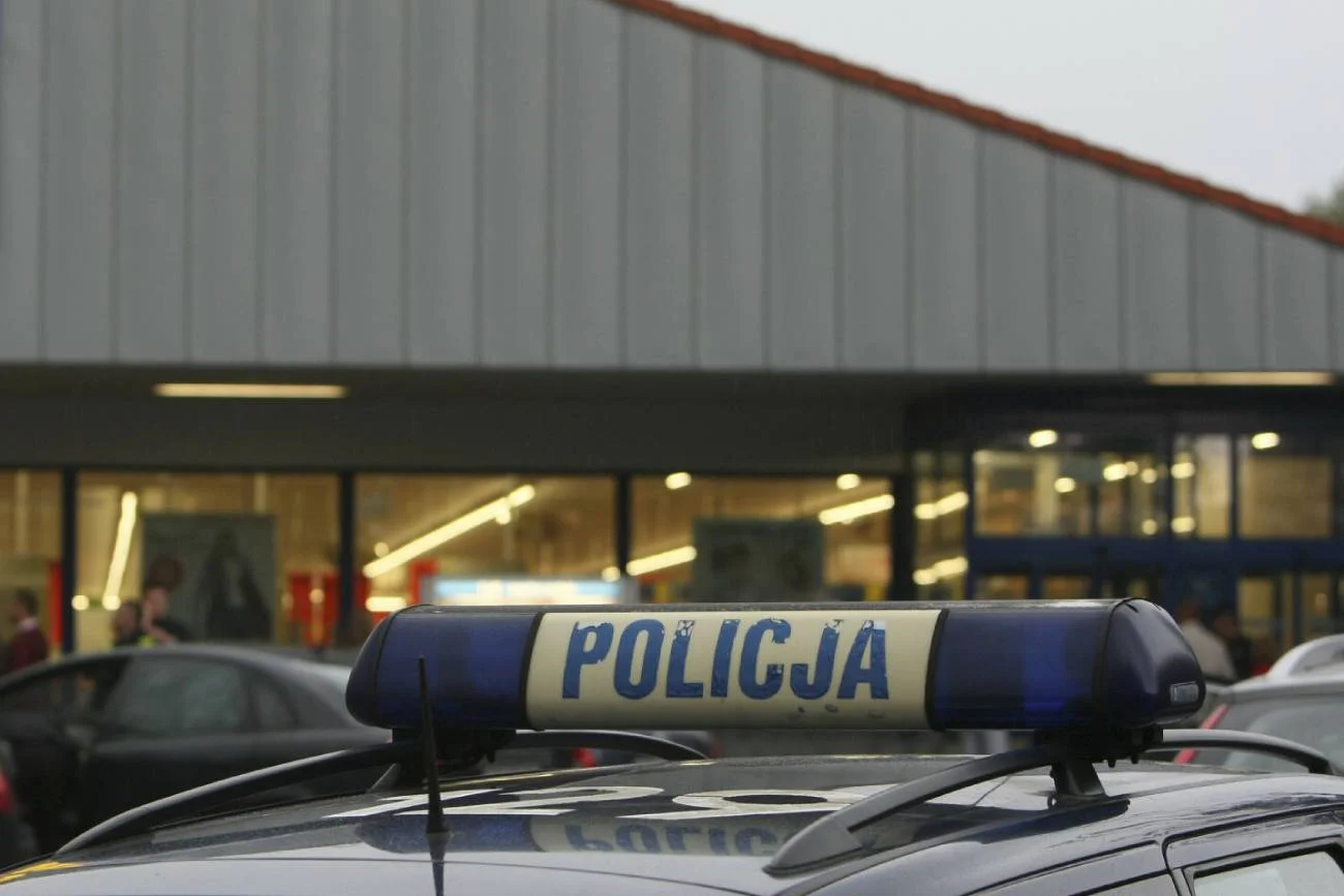 Mężczyzna zasnął na ladzie w sklepie w Zamościu. Był poszukiwany