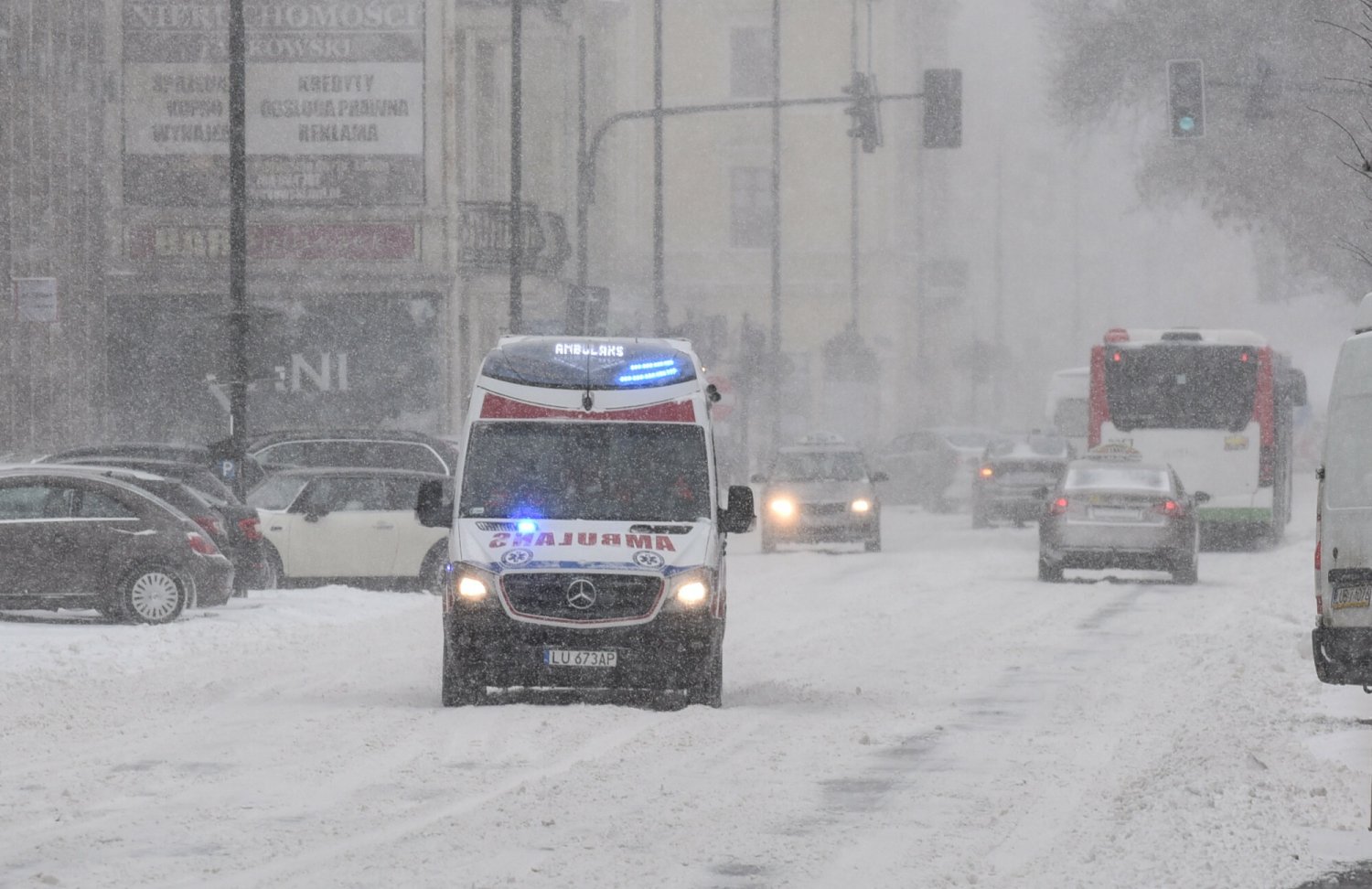 14-latka leżała pod sklepem kilka godzin. Nie udało jej się uratować