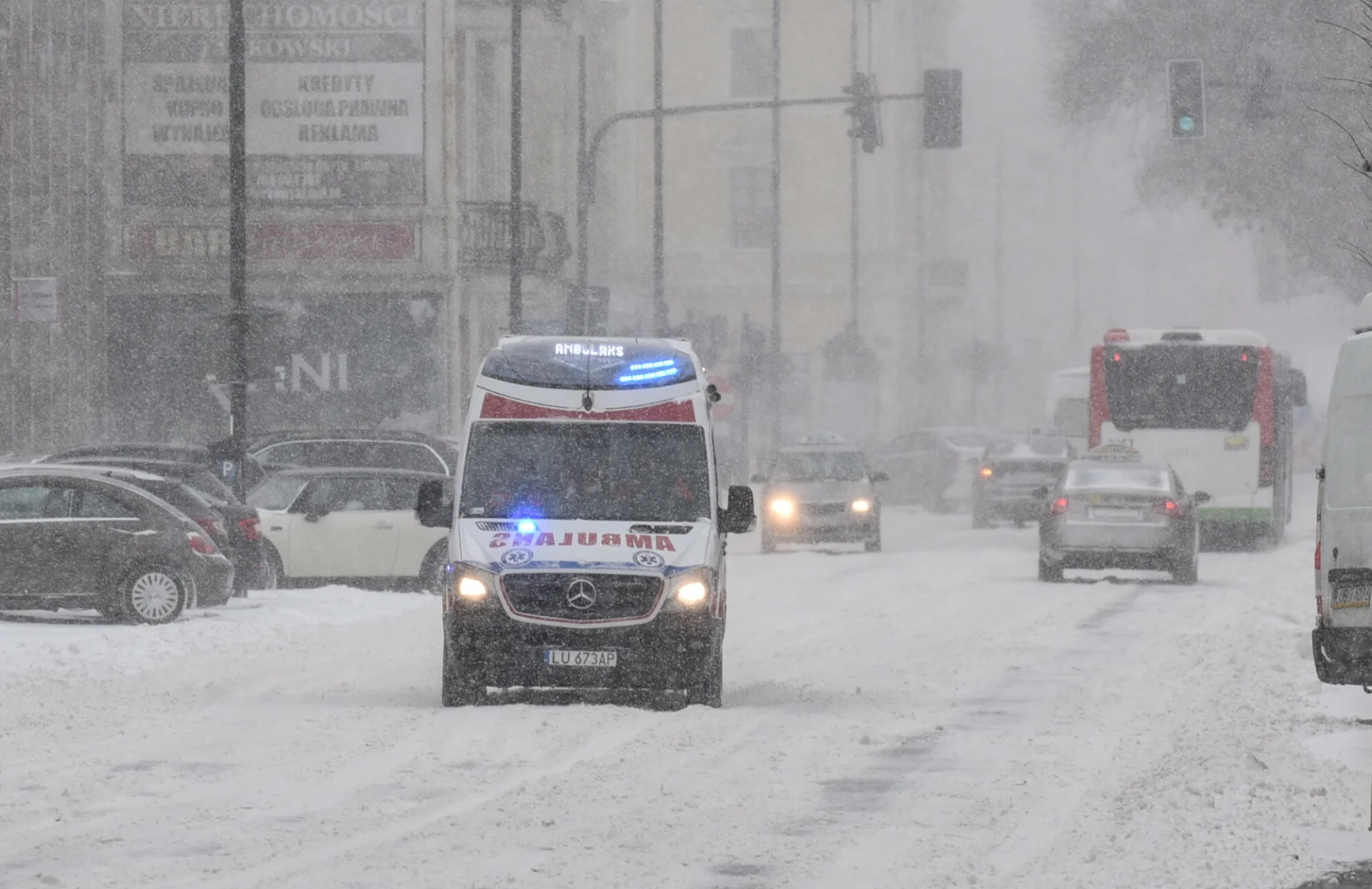 14-latka leżała pod sklepem kilka godzin. Nie udało jej się uratować