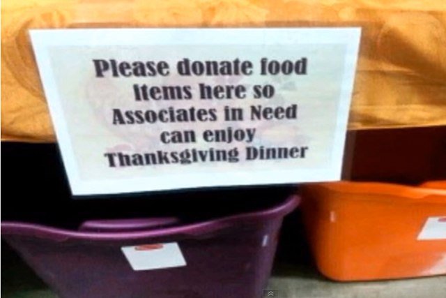 Pracownicy supermarketu Walmart zbierają jedzenie dla swoich kolegów