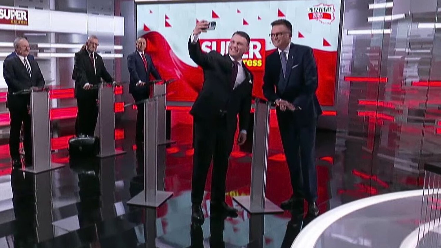 Mentzen zadrwił sobie z Hołowni. Tak nawiązał do sytuacji w Watykanie. Mentzen zadrwił z Hołowni. Tak nawiązał do zachowania marszałka w Watykanie.
