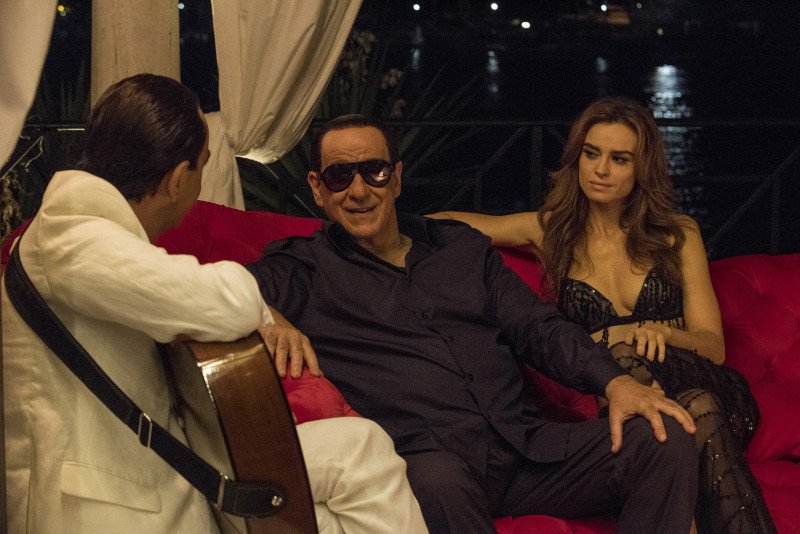 ''Oni'' to kolejny film Paolo Sorrentino. Prowokacyjny komediodramat bada fenomen Silvia Berlusconiego, byłego premiera Włoch. W jedną z ról wciela się polska aktorka, Kasia Smutniak