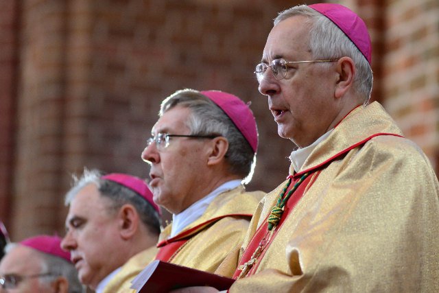 Pod listem do Andrzeja Dudy podpisał się m.in. przewodniczący KEP abp Stanisław Gądecki (pierwszy z prawej)