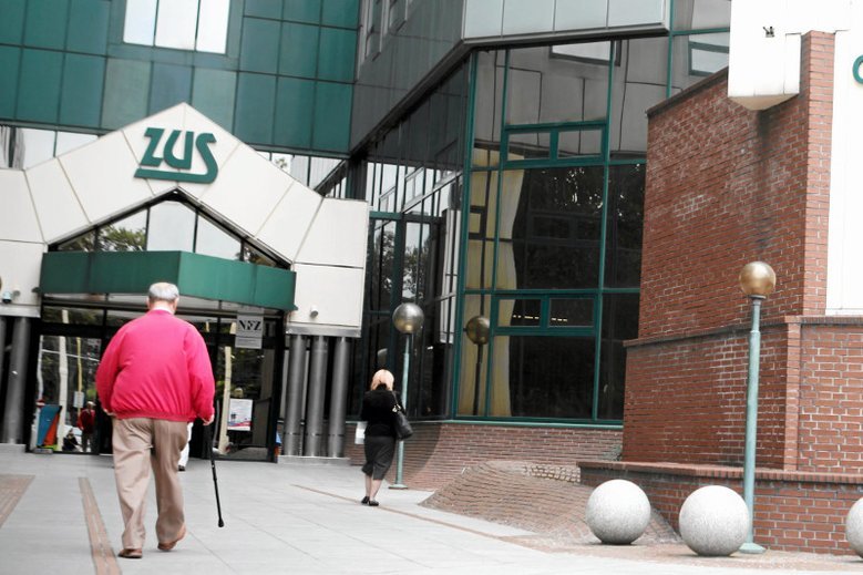 Gdy ostatecznie zostanie obniżona stawka podatku PIT z 18 do 17 proc, emeryci otrzymujący najniższe świadczenia dostaną miesięcznie 11 złotych więcej.