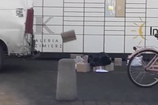 Kurier w ogóle nie przejmował się paczkami, które wyrzucał z auta.