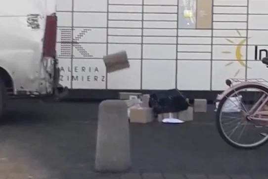 Kurier w ogóle nie przejmował się paczkami, które wyrzucał z auta.