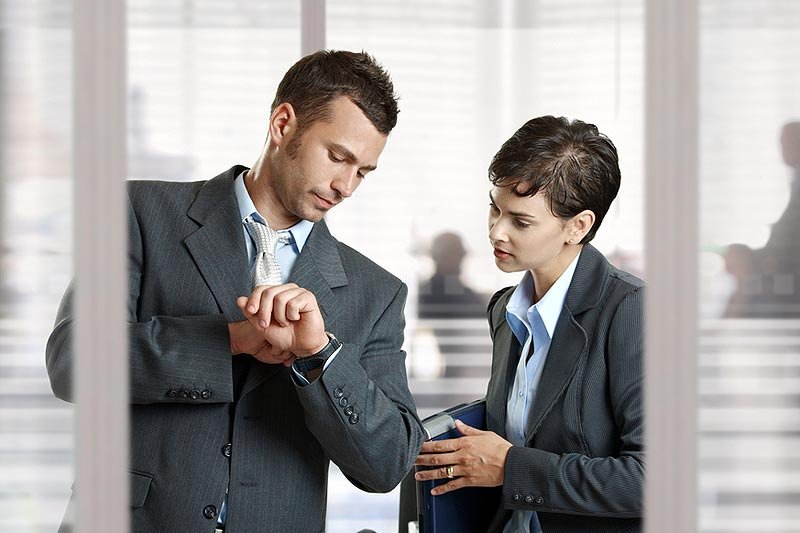 Polacy w pracy tylko patrzą na zegarek?