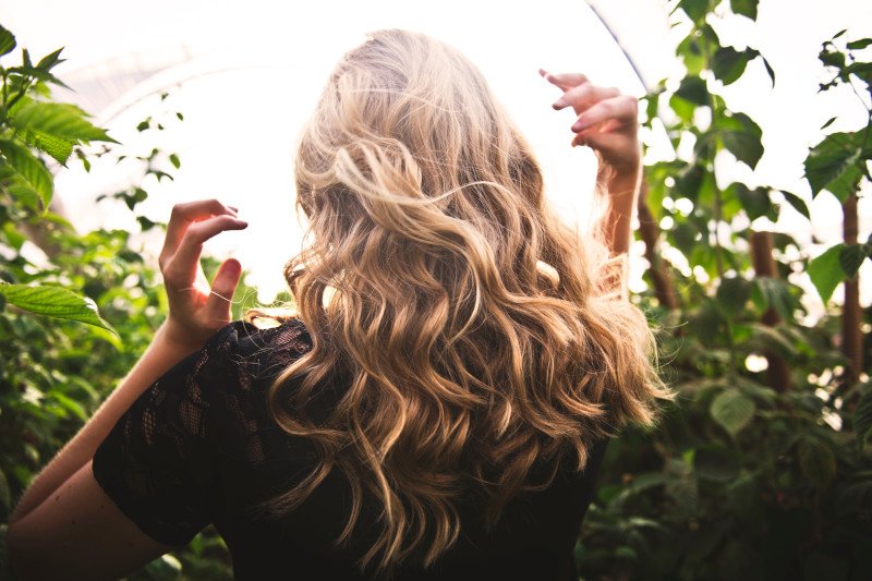 Tym sposobem zrobisz piękne loki bez użycia lokówki.