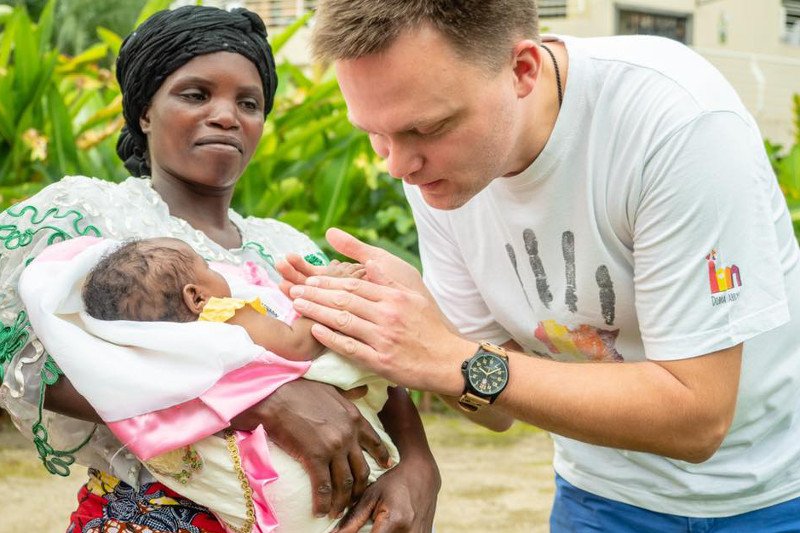 Szymon Hołownia od lat pomaga Afryce. Ostatnio zaczął działać też m.in. w Bangladeszu i Chinach.