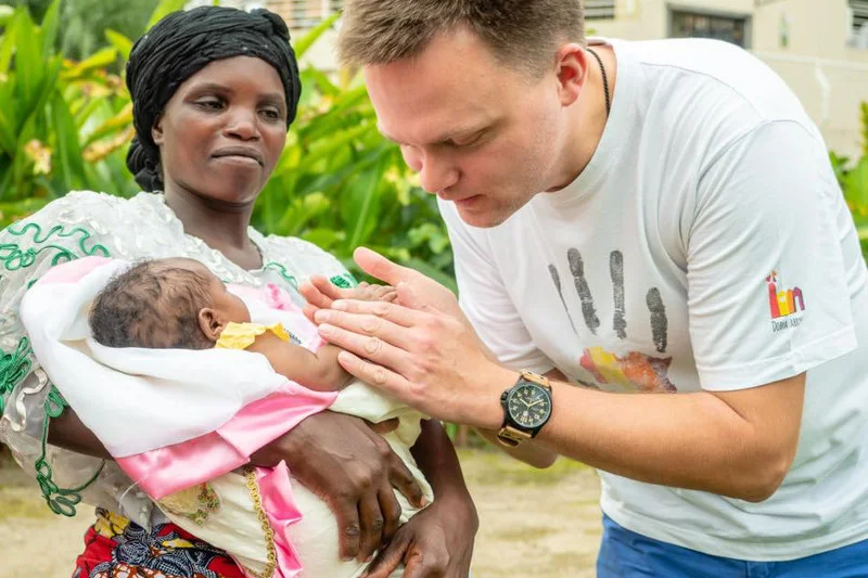 Szymon Hołownia od lat pomaga Afryce. Ostatnio zaczął działać też m.in. w Bangladeszu i Chinach.