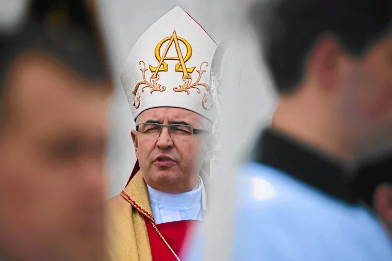 Bp Piotr Jarecki, prowadząc pod wpływem alkoholu, uderzył w latarnię