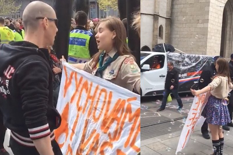 Lucie Myslikova podczas marszu nacjonalistów w Brnie.