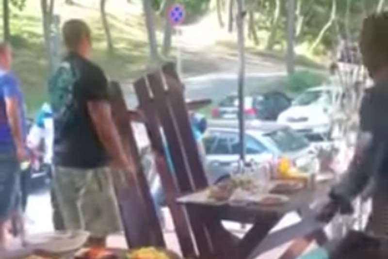 Tak się bawią Polacy na wakacjach. Na trzyminutowym nagraniu uwieczniono, co działo się w jednym z lokali w Krynicy Morskiej.