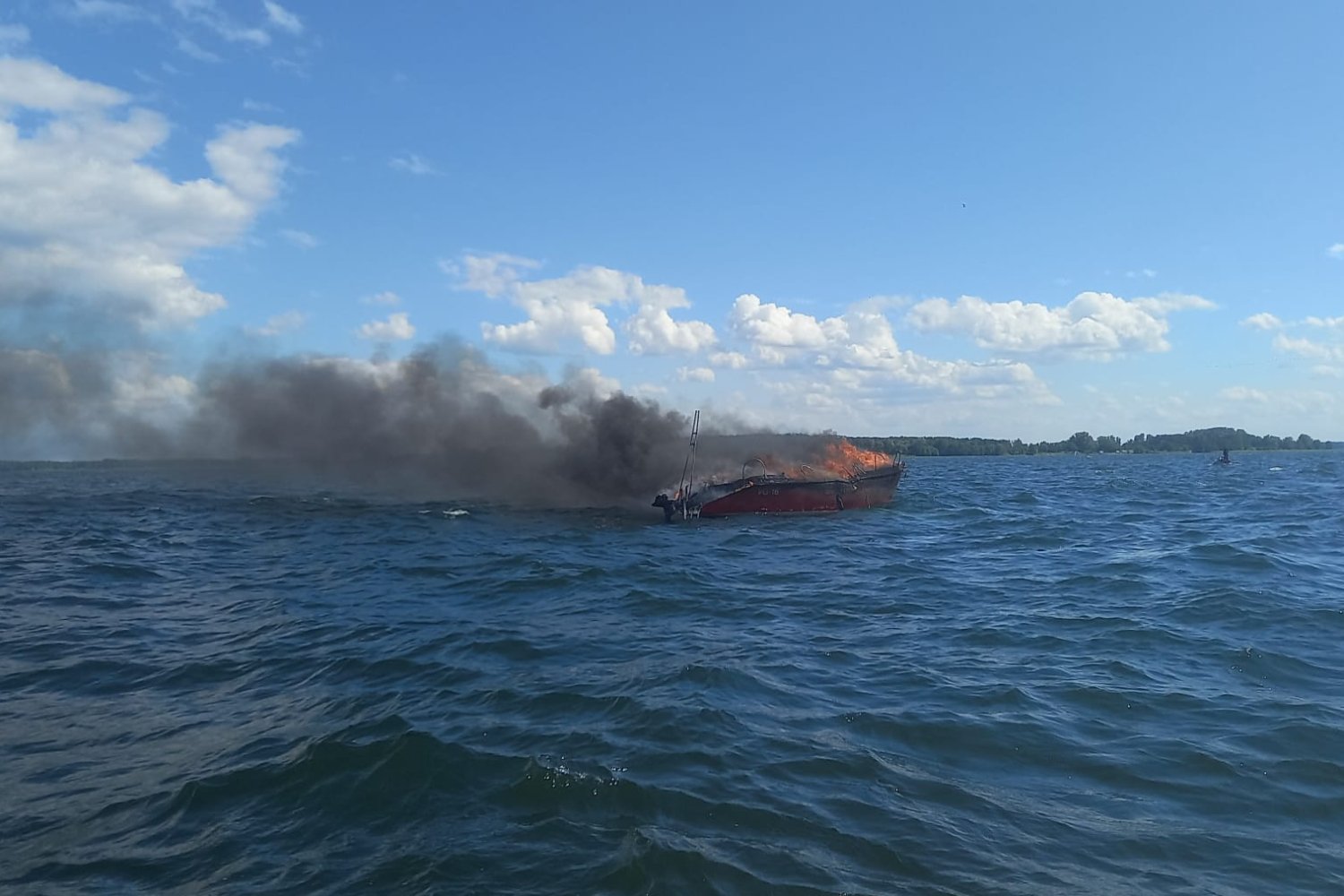 Pożar na jachcie na jeziorze Śniardwy.