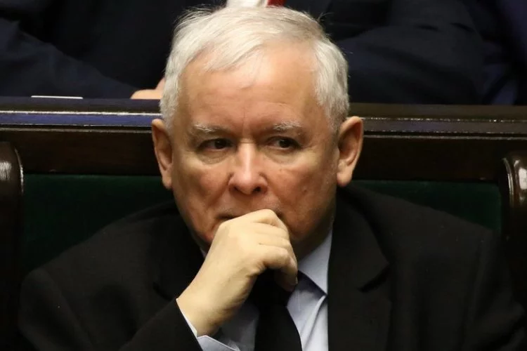 Jarosław Kaczyński został zapytany przez Krzysztofa Brejzę i Magdalenę Łośko z Koalicji Obywatelskiej, co dzieje się z respiratorami zakupionymi od byłego handlarza bronią, które komornik zajął na Okęciu.