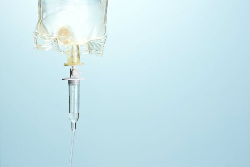 Kroplówki witaminowe promują celebryci. Pytanie, czy witaminy podawane dożylnie działają też na "Kowalskich" zadaliśmy specjaliście