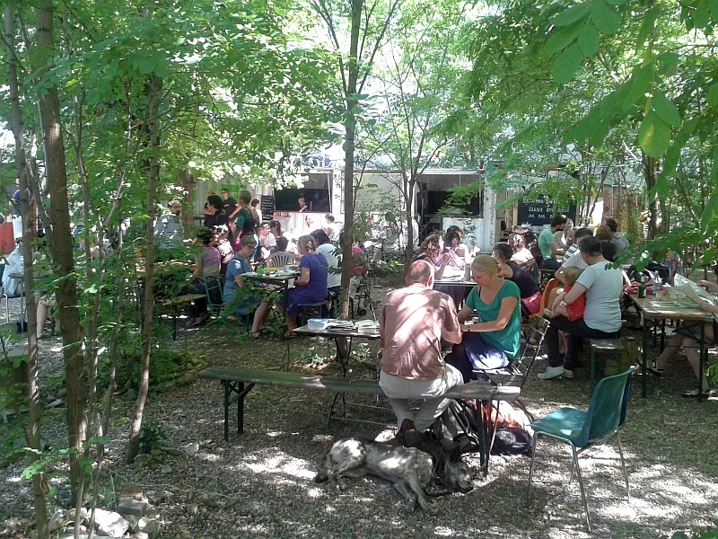 Działalność Prinzessinnengarten utrzymuje się z prowadzonej na terenie ogrodu restauracji.