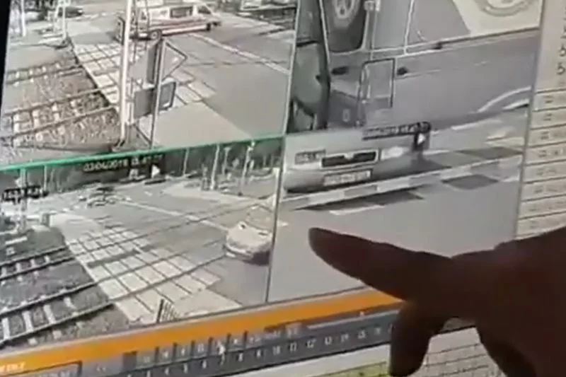 Nagranie zarejestrowało moment zderzenia karetki z pociągiem.