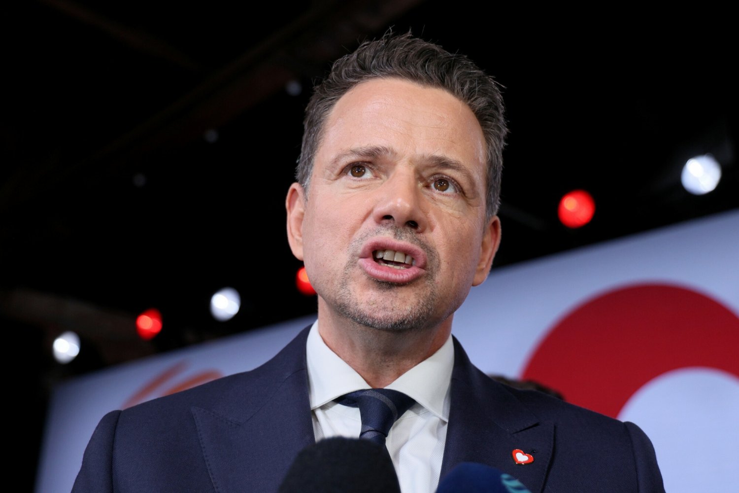 Skandaliczny transparent na meczu Ligi Konferencji Omonia - Legia. Reakcja Rafała Trzaskowskiego.