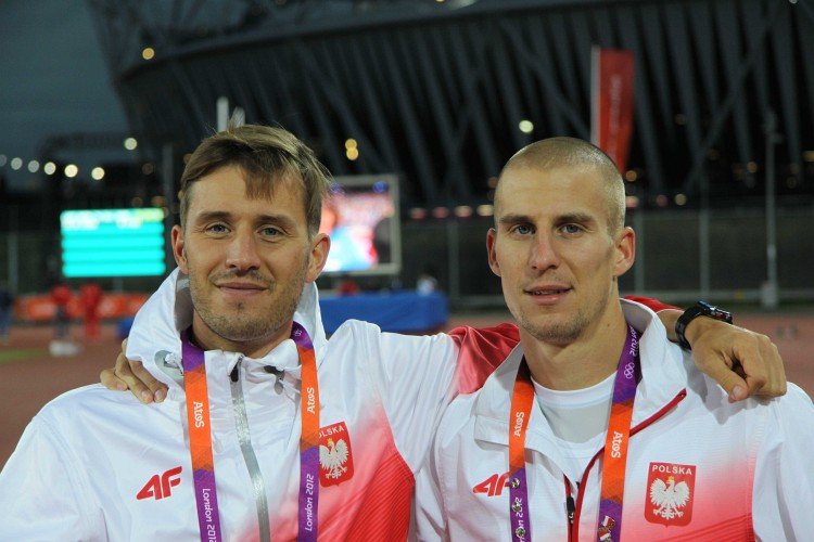 Bracia Lewandowscy - Tomasz i Marcin. W tle stadion olimpijski.