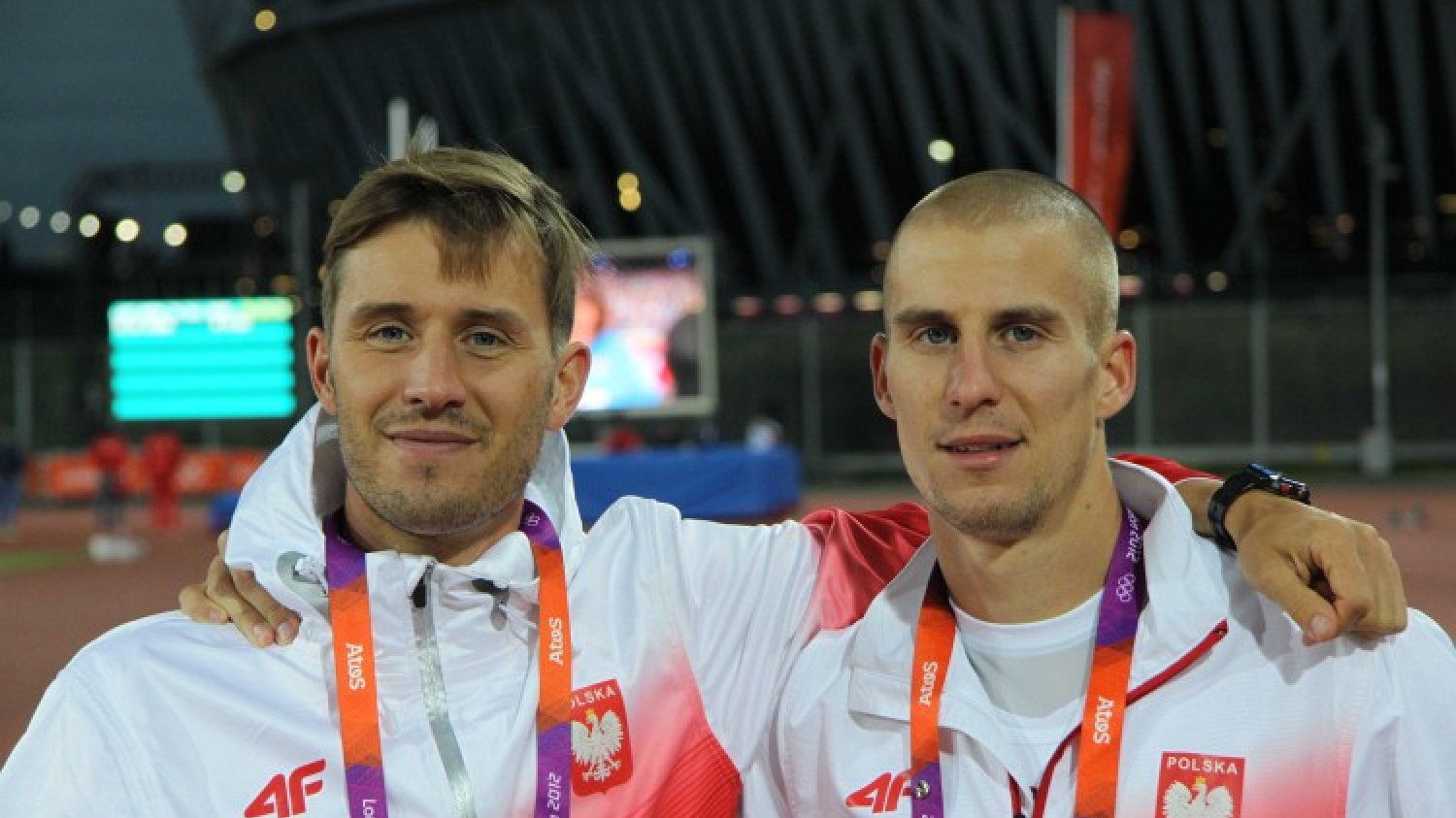 Bracia Lewandowscy - Tomasz i Marcin. W tle stadion olimpijski.