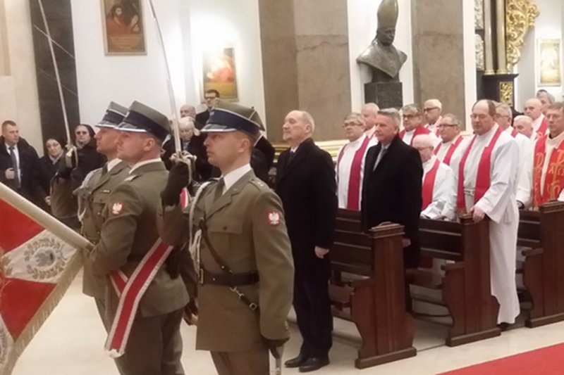 Awanse oficerskie dla księży za przymusową służbę wojskową w czasach PRL wręcza ekipa, która nie raz mówi o przywróceniu powszechnego poboru.