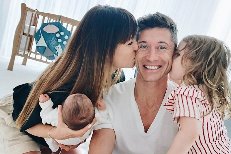 Robert Lewandowski pokazał rodzinne zdjęcie. Nie zabrakło na nim jego najmłodszej córki Laury.