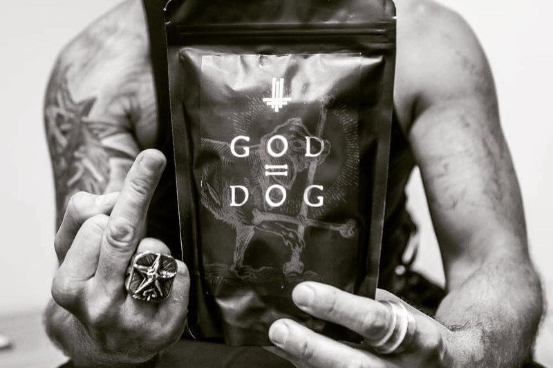 Nergal atakuje polskie media narodowe i zaściankowe społeczeństwo za krytykę swojej karmy dla psów.