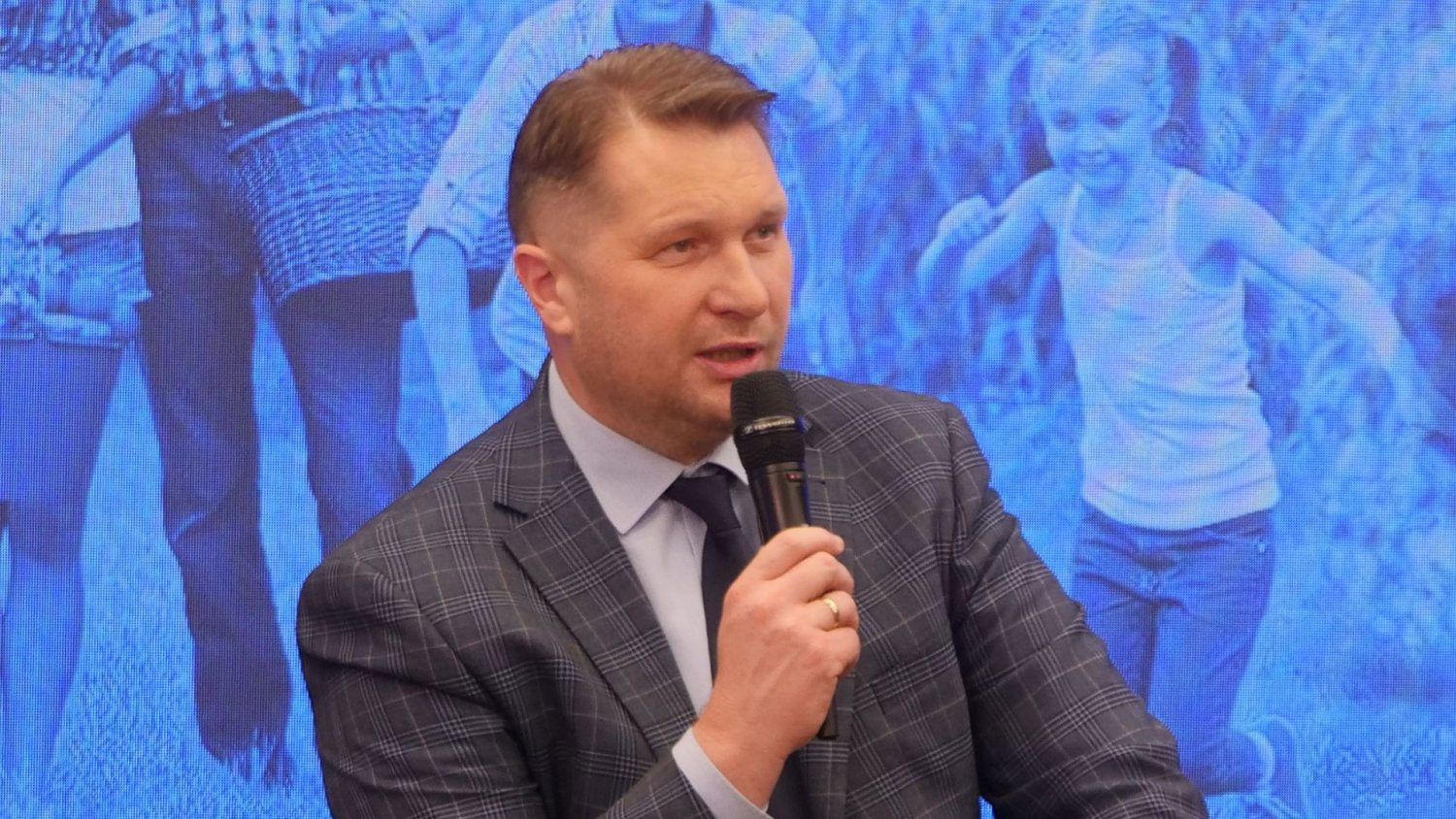 Przyszłość in vitro według Czarnka. Pomysł z "modą na dzieci" brzmi jak mrzonka