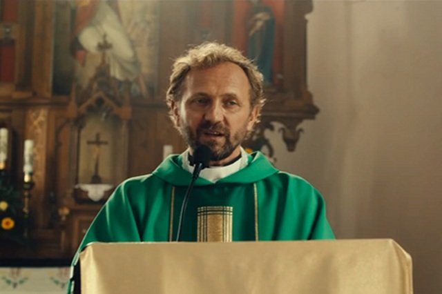 "W imię..." (w roli głównej Andrzej Chyra) budzi wiele kontrowersji. Według niektórych film sięga po tanią sensację i promuje krzywdzące stereotypy