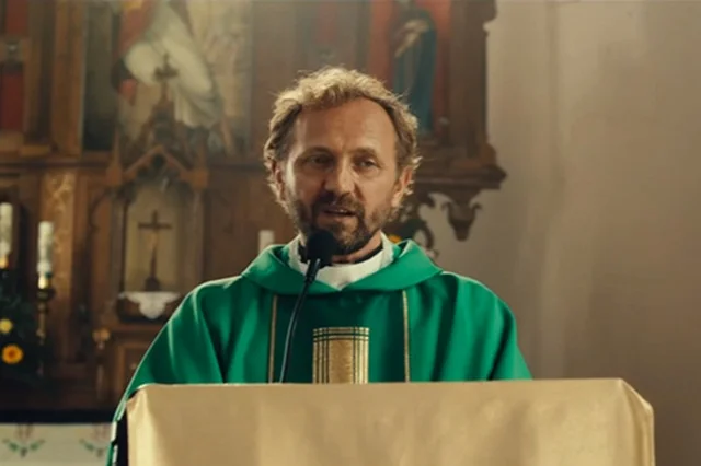 "W imię..." (w roli głównej Andrzej Chyra) budzi wiele kontrowersji. Według niektórych film sięga po tanią sensację i promuje krzywdzące stereotypy